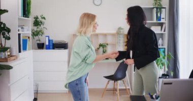 Patron yeni çalışanı karşılıyor, çalışma yerini sunuyor ve sorumluluklarını özetliyor..