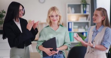 Yılın özgüvenli çalışanının portresi. Kameraya bakıyor..