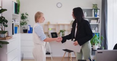 Bir iş kadını, iş görüşmesi için yeni bir adaya hoş geldin diyor..