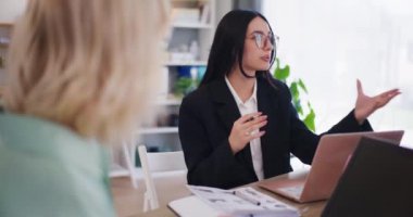 Bir iş kadını, bir iş toplantısı sırasında takımını yönetir..