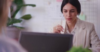 Ofiste çalışırken harap olmuş bir kadın, her şeyden bıkmış..