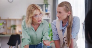 İki kadın bir ofis toplantısında patronlarına mali sonuçlar sunuyor..