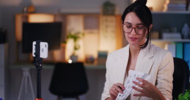 Takımıyla çevrimiçi bir video konferansında kendine güvenen bir kadın..