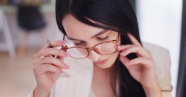 Ofiste çalışan, düşünen ve çözüm arayan düşünceli bir kadının portresi..