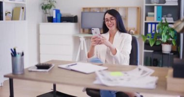 Ofiste çalışırken interneti karıştıran mutlu bir iş kadını..