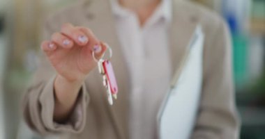 Emlakçı elinde yeni bir dairenin anahtarlarını tutuyor..