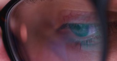 Dizüstü bilgisayarla uğraşırken bir erkeğin göz ve gözünün yakın çekimi..