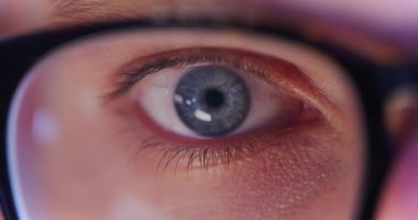 Bir erkeğin gözünün merceğine yakın çekim.