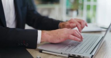 Bir iş adamı dizüstü bilgisayara yazar..