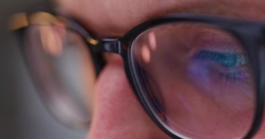 Gözlüklü bir adamın gözlerini kapat, konsantre ol..