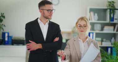 Portet ofisinde kendine güvenen emlakçılar var..