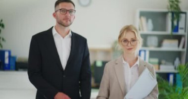 Emlakçıda yeni dairelerin anahtarları ve sevinçler var..