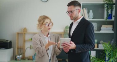 İş arkadaşlarının iş görüşmesi dijital tablet üzerinde bir iş projesini tartışıyor.