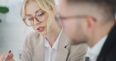 İş görüşmelerinde bir kadının yüzüne yakın çekim.