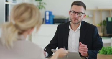 Emlakçılar toplantıda emlak satış raporlarını tartıştılar.