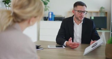 Emlakçı, ofisteki bir müşteriye bir teklif sunuyor..