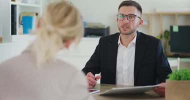 İş görüşmeleri sırasında emlakçı.