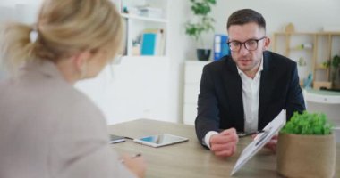 Emlakçı teklifi müşteriyle yaptığı toplantıda sunar..