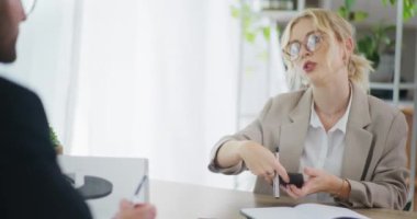 Bir iş kadını, şirketin yöneticisine bir hesap sunar..