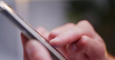 Bir adam akıllı telefonuyla sosyal medyada geziniyor..