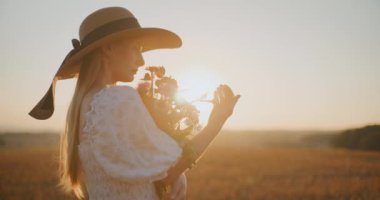 Gün batımına karşı çiçekli düşünceli kadın..