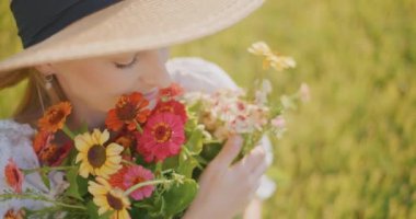 Renkli bir çiçek buketi tutan kadının yakın çekimi..