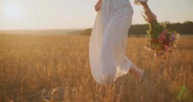 Boho tarzı kadın gün batımında tasasız yürüyor..