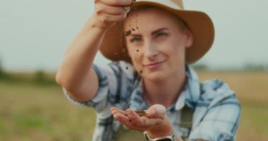 Bahçıvana yakın çekim toprağı inceliyor, toprak ağır çekim dökülüyor..