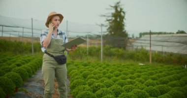 Bahçe Merkezi çalışanı telefonda bitki siparişi veriyor..