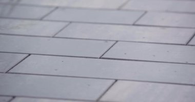 Yağan yağmur, hava değişikliğinin ve olası bir fırtınanın habercisidir..