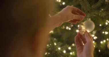 Parlak, pırıl pırıl pırıl bir pırıl pırıl Noel ağacı ışıklarıyla çevrili..