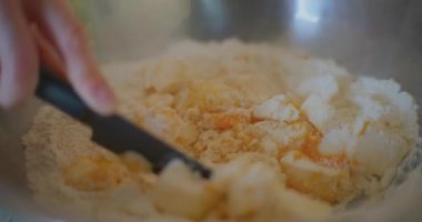 Bir kadın un, tereyağı ve yumurta karıştırır. Pasta malzemelerini hazırlar..