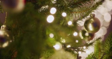 Büyüleyici dekorasyonlar, mücevherler ve parıldayan ışıklar, güzel dekore edilmiş bir Noel ağacı.