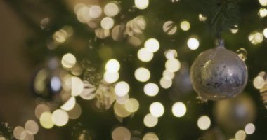 Güzel yakın plan bir Noel mücevheri ışıldayan bir Noel ışıklarına hafifçe parlıyor..