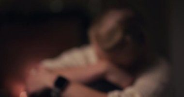 Bir kadın aşkını kaybettiği için yas tutar. Kader tarafından derinden incinmiş ve ihanete uğramış hisseder..