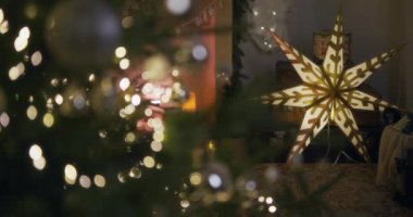 Güzel dekore edilmiş bir oturma odası Noel süsleri ve mevsimlik Noel malzemeleriyle dolu..