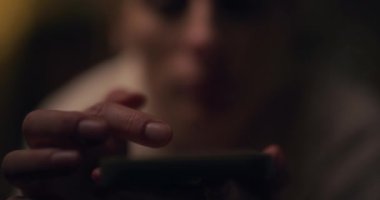 Bir kadının elinin gece internette akıllı telefonuna bakması, bağımlılığı simgeliyor..