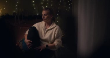 Geceleri yalnız ve üzgün bir kadının portresi. Acısını ve yalnızlığını yansıtıyor..