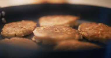 Taze krepler tavada altın kahverengiye pişiriliyor..