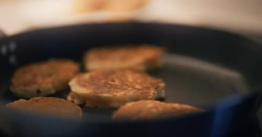 Elmalı krepler bir tavadan toplanır, altın ve taze pişmiş..