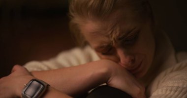 Üzgün bir kadın, depresyondan ve derin duygusal acıdan bunalmış bir şekilde geceleri ağlar..