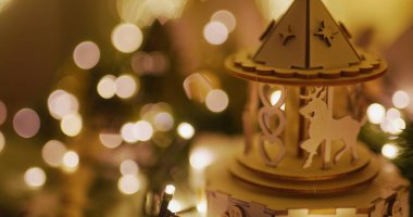 Noel atlıkarınca müzik kutusunun yakın çekimi. Parıldayan tatil ışıklarına karşı..