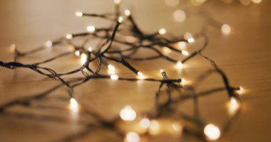 Parlayan Noel ışıklarının yakın çekimi, neşeli ve sıcak tatil atmosferini güçlendiriyor..