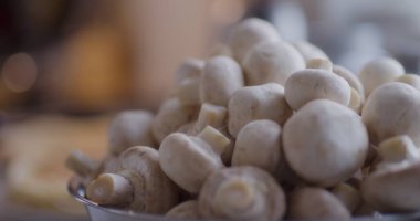 Metal bir kaseye yerleştirilmiş taze mantar yakın plan..