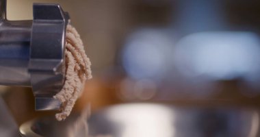 Bir et öğütücü, taze et ve tavuk tarifi için işlem yapar..