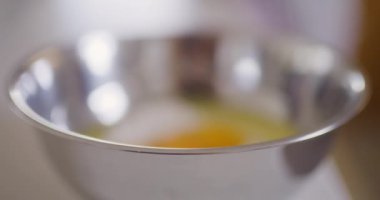 Unun içine yerleştirilmiş çiğ yumurtaların detaylı bir görüntüsü..