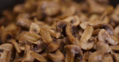 Doğranmış mantarlar taze kızarmış ve servis için hazır..