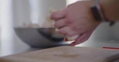 Taze mantarlar bir şef tarafından doğranır..