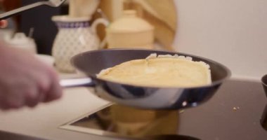 Yemek pişirirken tavada cızırdayan krep manzarası..