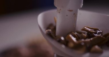 Tavada taze kızartılmış mantarların detaylı bir görüntüsü..